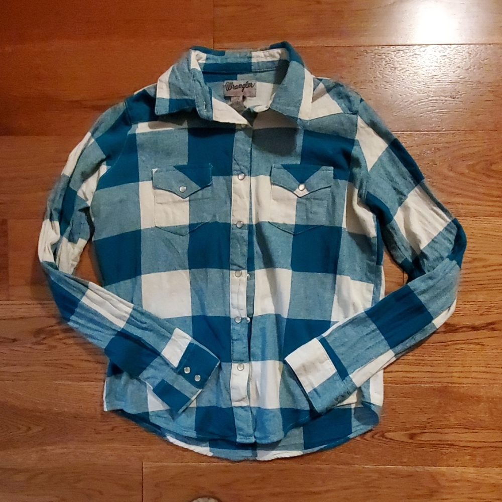 Wrangler pearl snap flannel. Size S